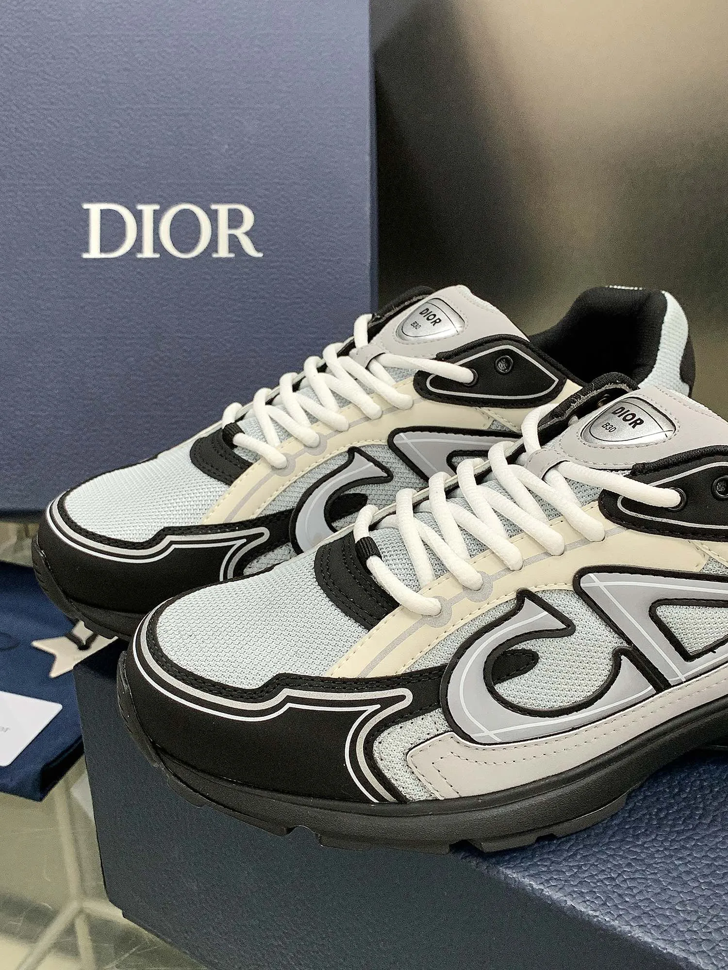 👟👟Ex-factory price 660👟👟 Newly upgraded Dior B30 series dad sneakers. New B30 sneakers. Dad Shoes style shoes that follow the trend of the retro market. The Dior logo on the tongue also indicates that this pair of shoes is the B30 model! B30 uses fine-textured leather and mesh cloth materials to form a shoe body. There are conspicuous letters CD on both sides of the shoe body to indicate identity. Many lines on the shoe body outline details to make the shoes look less monotonous and full of retro flavor. The delivery counter is exquisitely packaged🛍📦 ▪️Fabric: Original customized technical fabric + mesh ▪️Inner lining: Customized breathable lining ▪️Outsole: IP+TPU outsole ▪️Sole thickness: 3.5CM ▪️Size: Women’s size 35-40 / Men’s size 39-45